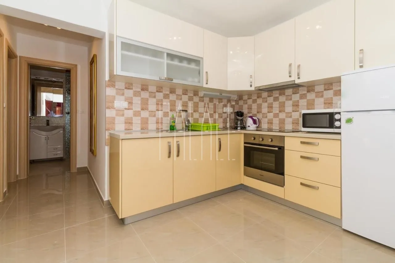 novouređena vila s 5 apartmana u centru vodica, 333.00 m2 - slika 9