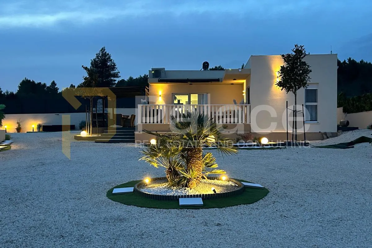 prekrasna vila s uređenom okućnicom u bilicama - slika 27