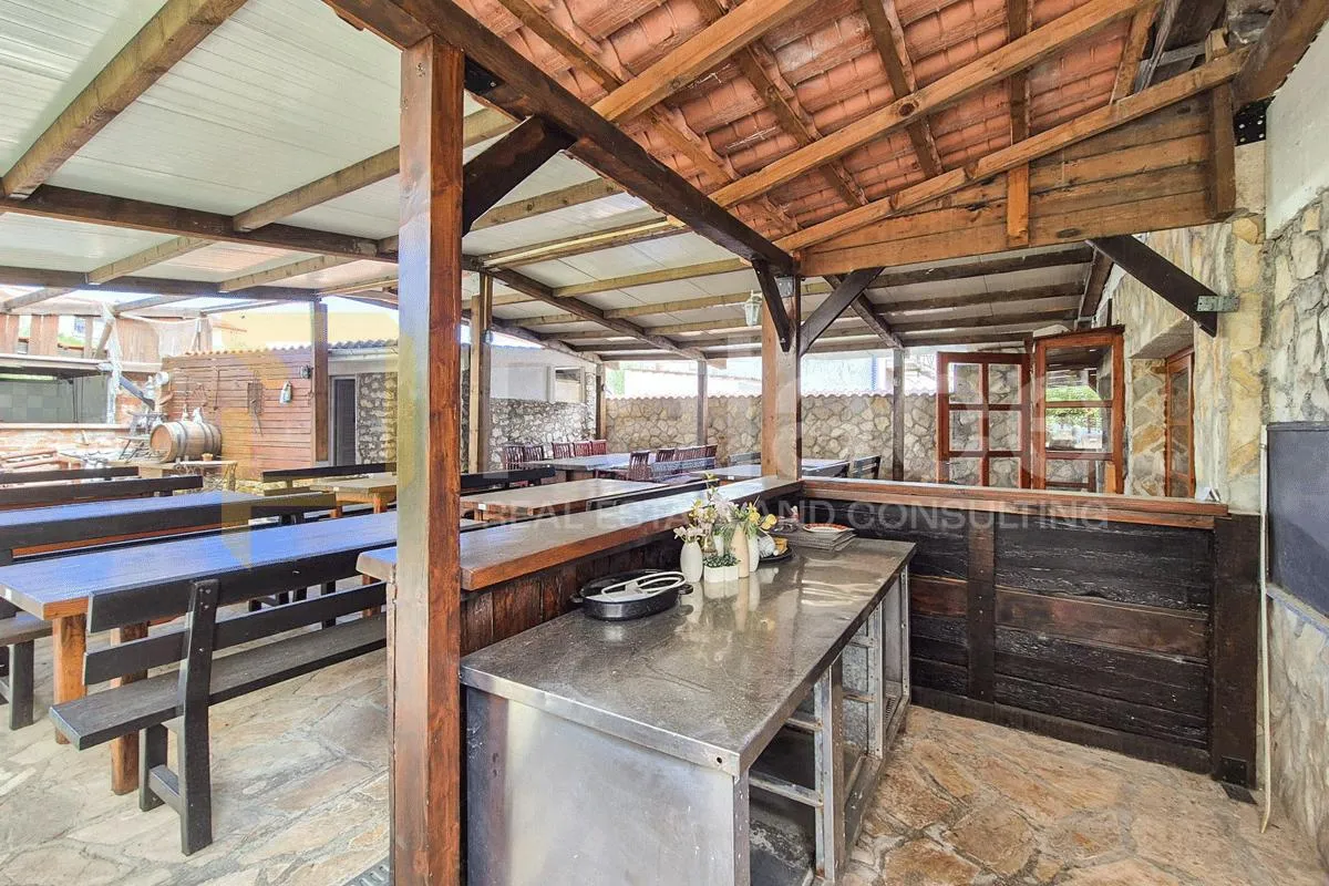kuća s restoranom i dva stana – prvi red do mora, zablaće - slika 16