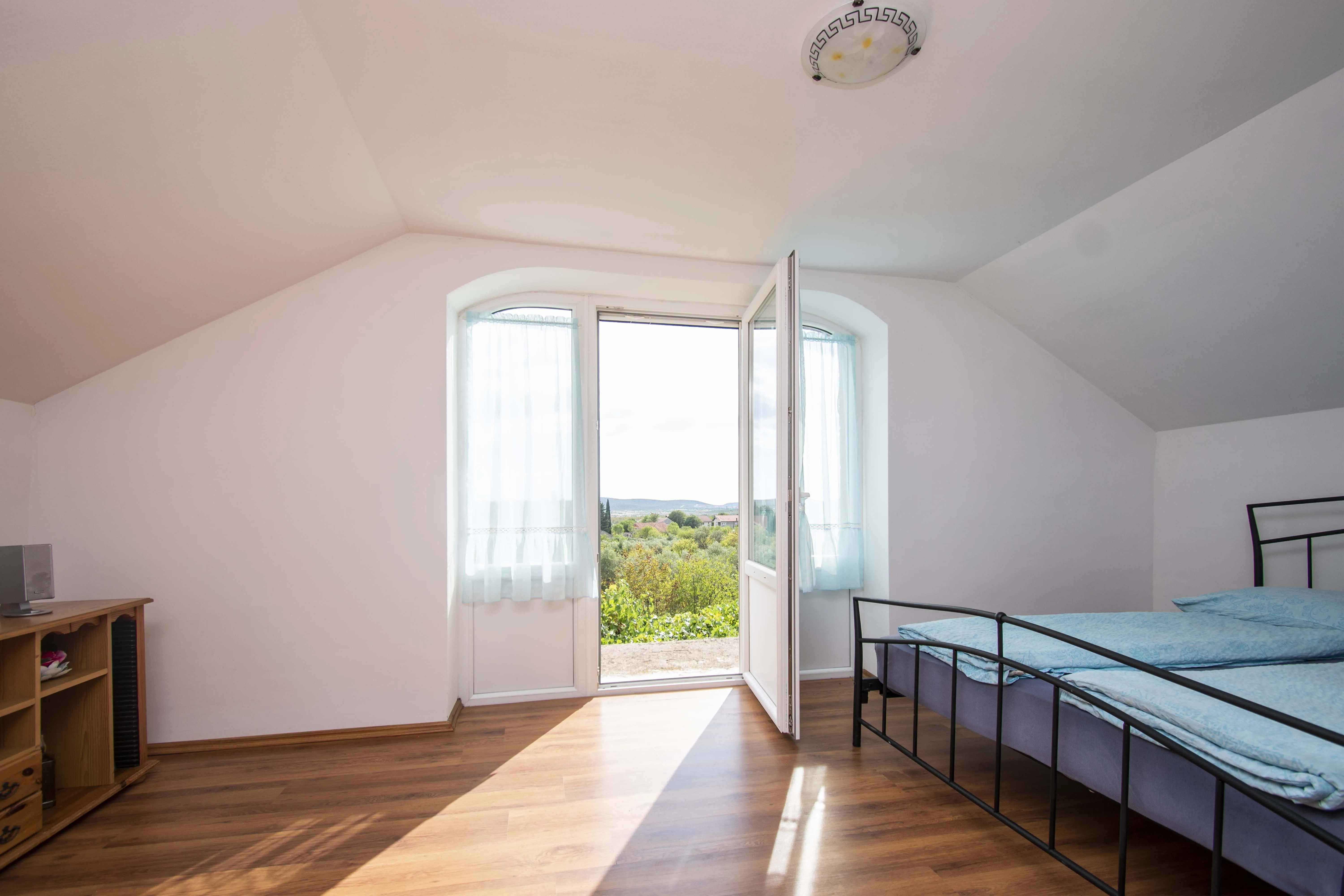 kuća s potkrovljem i okućnicom u zaleđu vodica, 300.00 m2 - slika 7