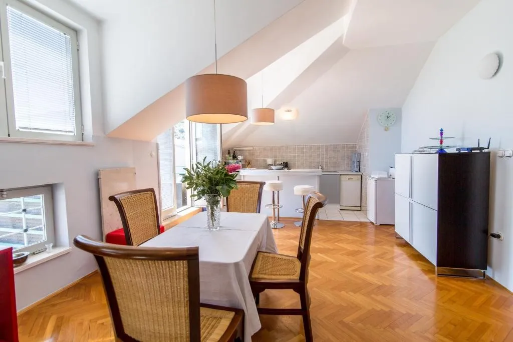 dvoetažni stan u urbanoj vili u centru grada, 200m od mora, opatija - slika 13