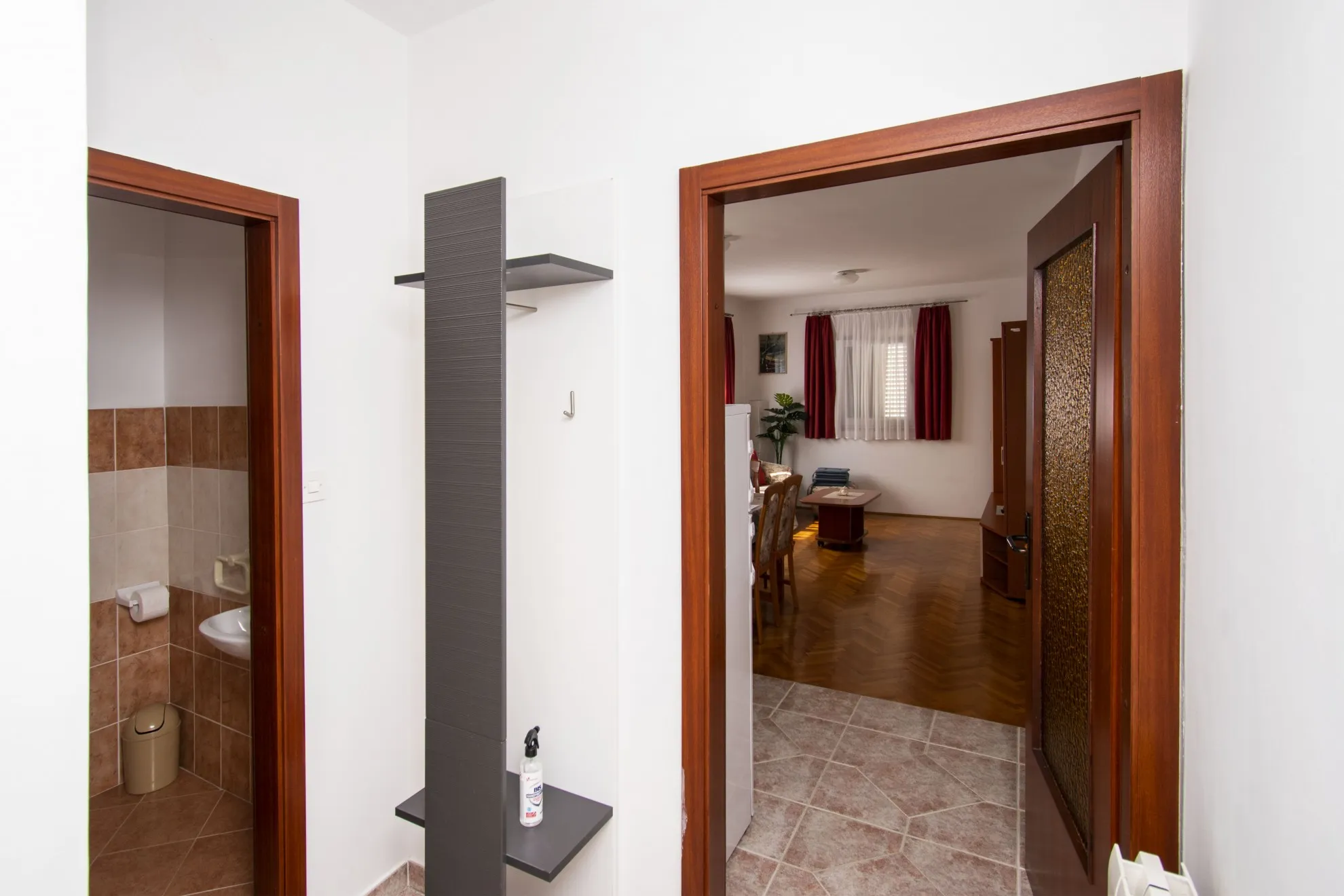 uređena samostojeća kuća s 4 apartmana i dvorištem, murter, 275 m2 - slika 5