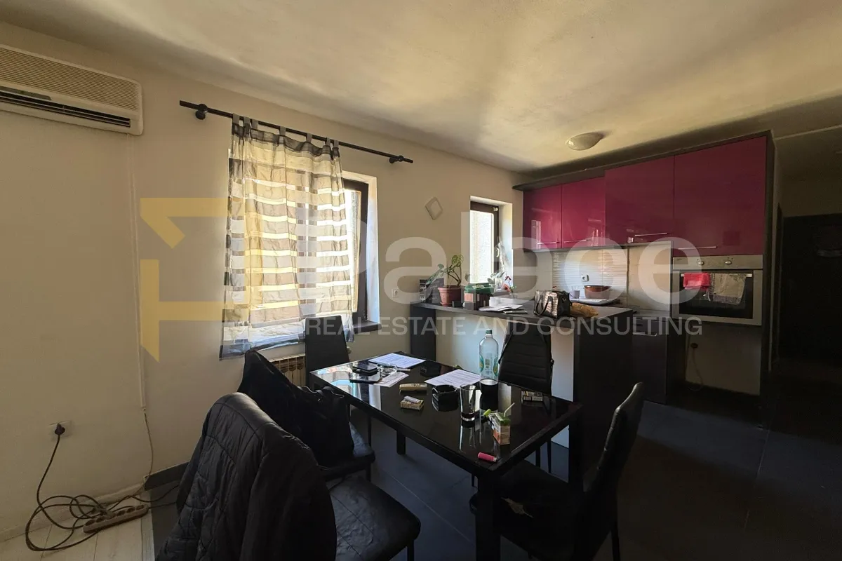 prostran stan u centru pule – 3 sobe, 82m², namješten - slika 3