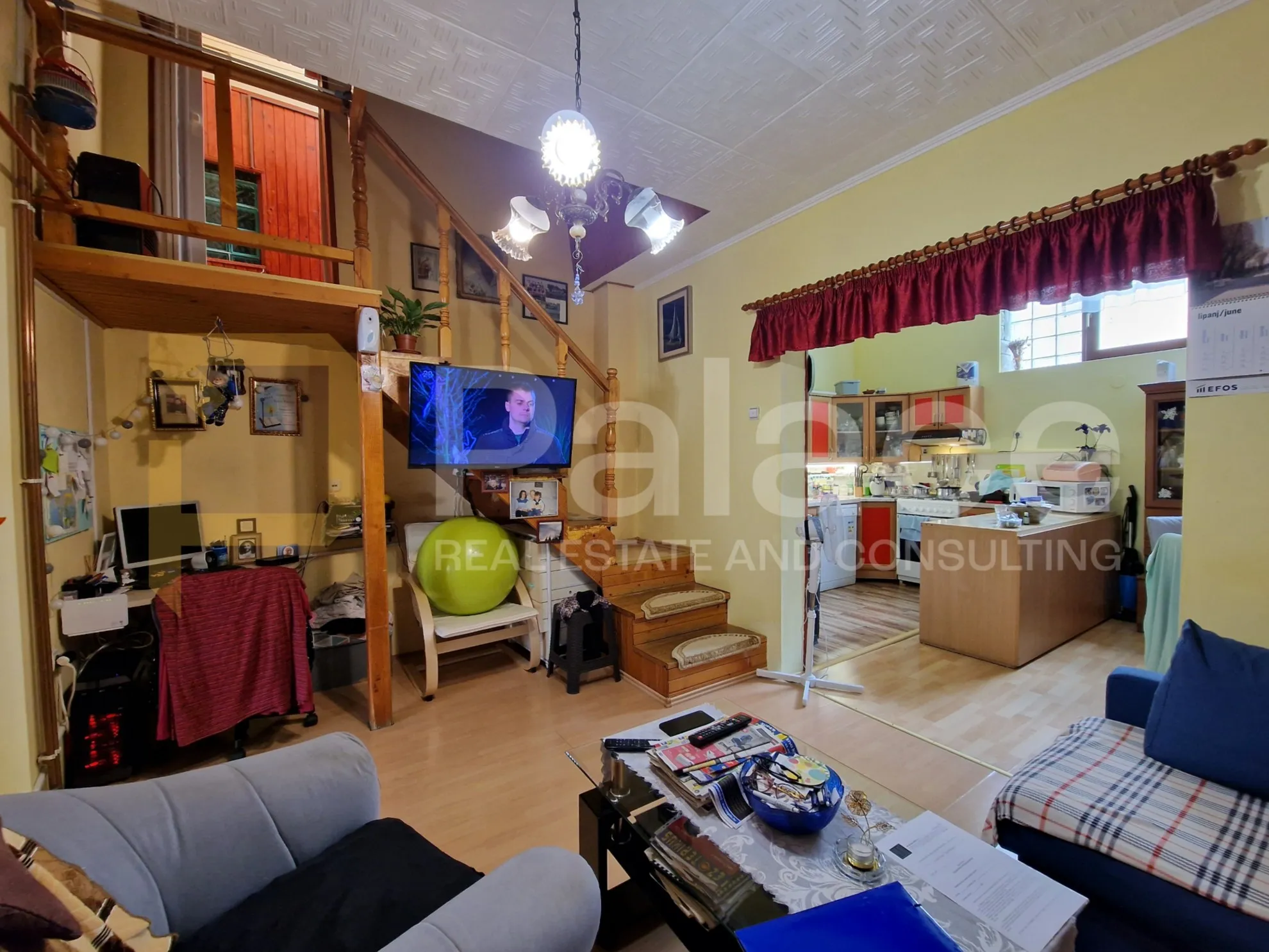 dvorišni stan s garažom i dodatnim stambenim prostorom, 150m2, centar - slika 9