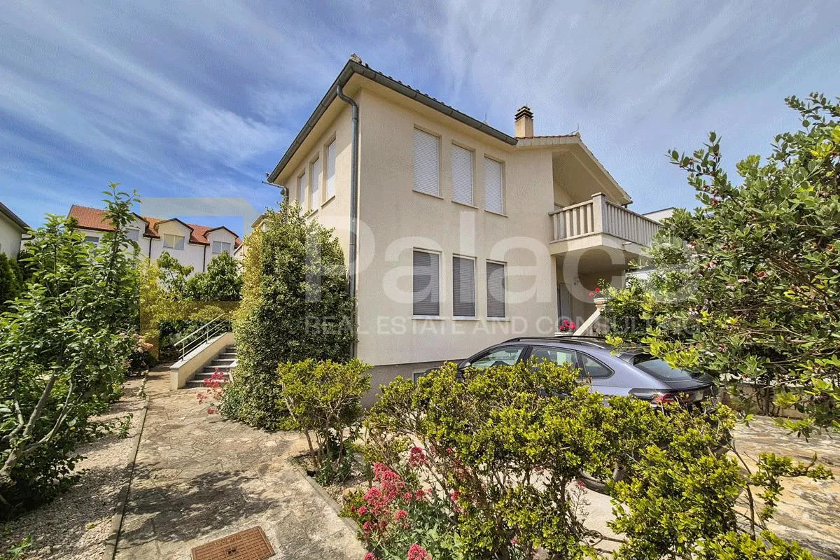 obiteljska kuća s apartmanima i mediteranskim vrtom – vodice - slika 23