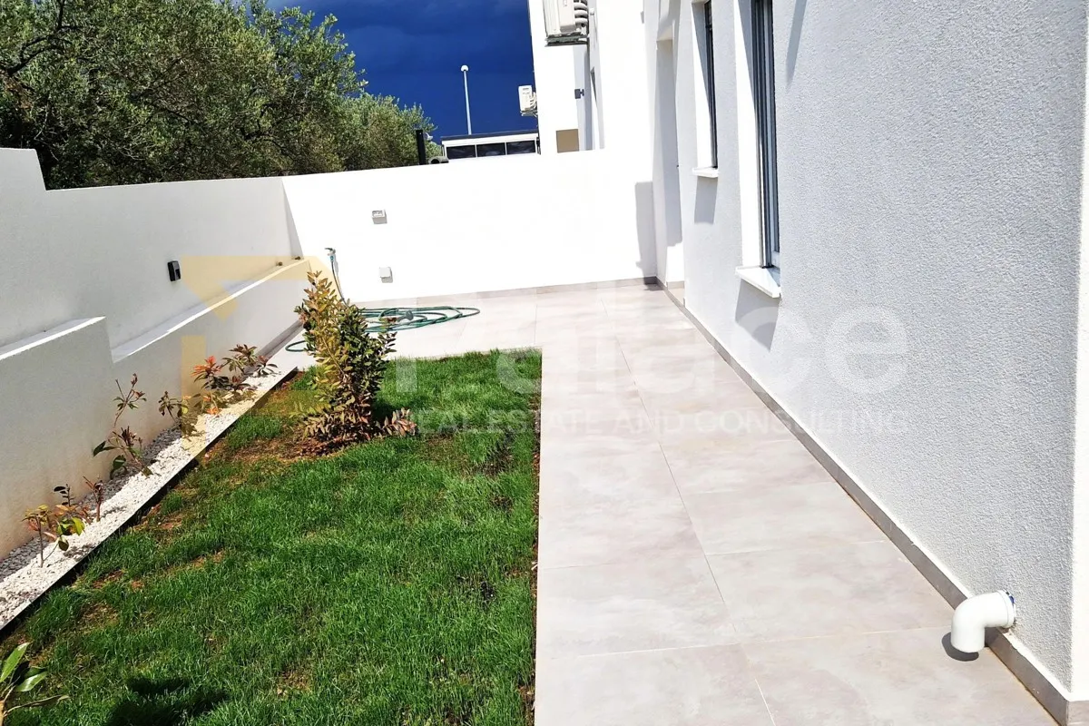 nova dvojna kuća s 3 spavaće sobe i velikim dvorištem, vodice 162 m2 - slika 5