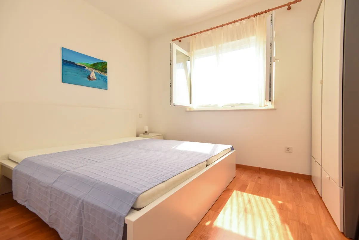 nova dvojna namještena kuća katnica s vrtom, bilice stubalj, 133 m2 - slika 17