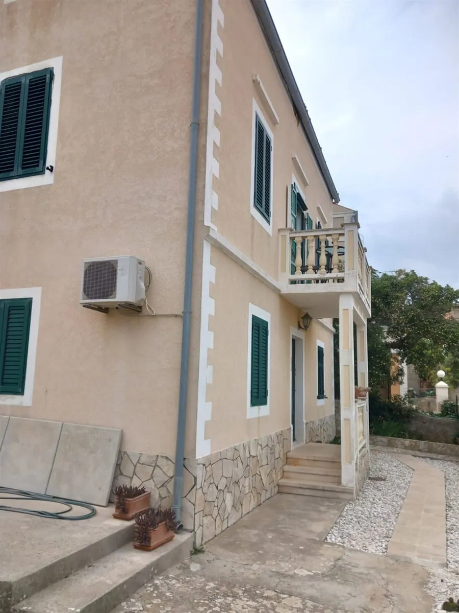 kuća s okućnicom u malom lošinju, 2. red od mora, 200m2+390m2 - slika 7