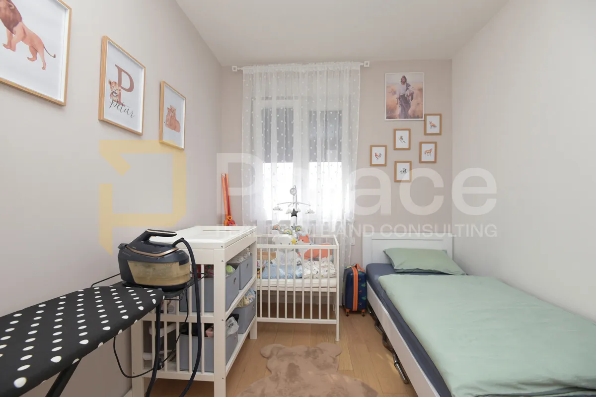 dvosoban stan s dva parkirna mjesta i pogledom na more, brodarica - slika 17