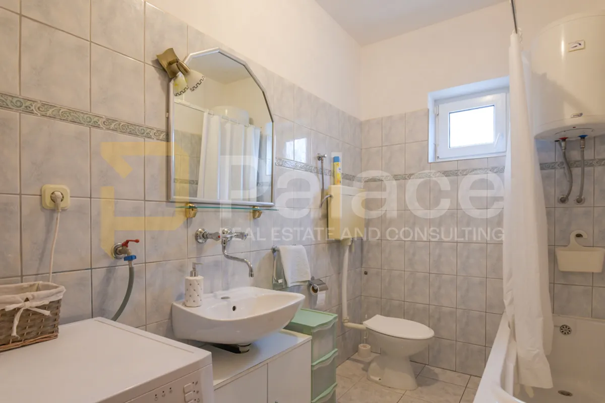 održavana kuća s apartmanima i dvorištem 500 m od mora, vodice 280 m2 - slika 14