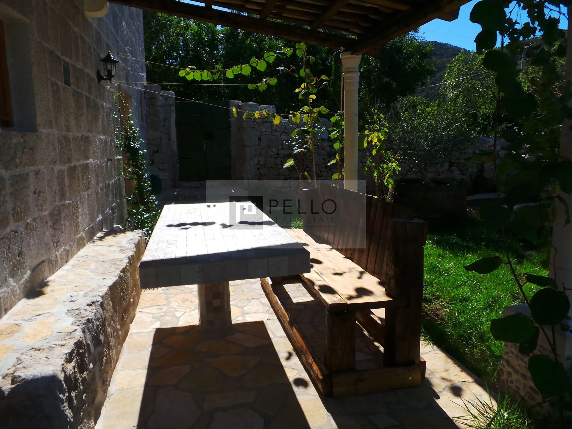 bajkovita kamena kuća na osami - slika 12