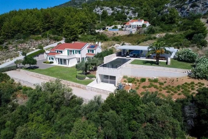 luksuzna villa s bazenom i pogledom na more - slika 2