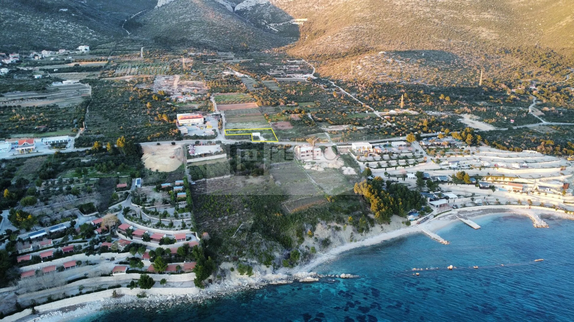građ.zemljište poslovna namjena 1829 m2 - slika 2