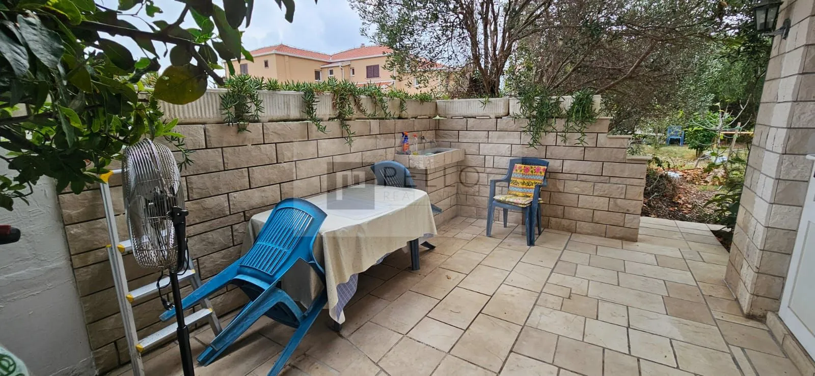 prostran stan s vrtom i garažom + 340 m² građevinskog zemljišta – centar orebića - slika 27