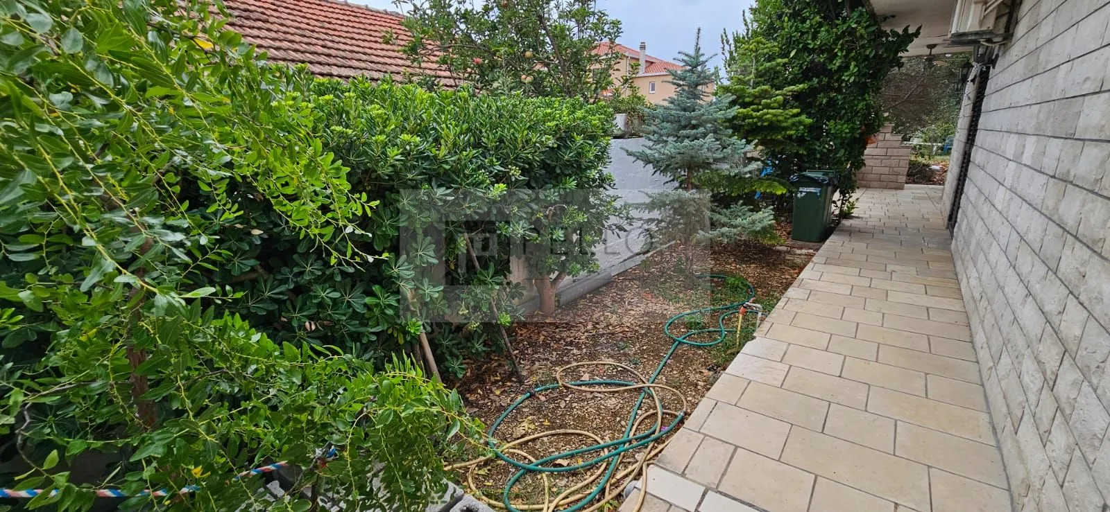 prostran stan s vrtom i garažom + 340 m² građevinskog zemljišta – centar orebića - slika 33