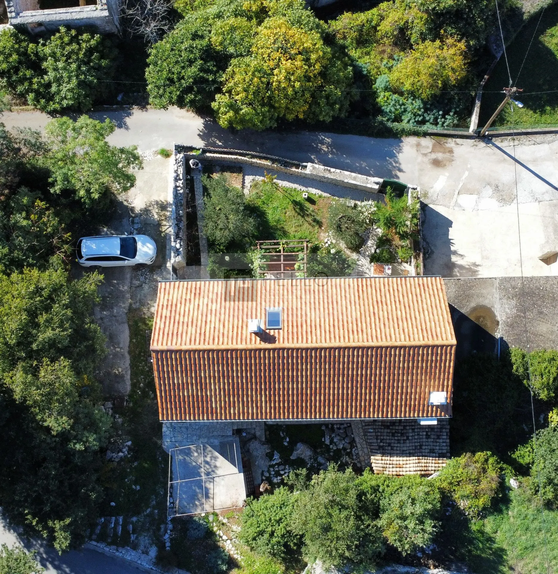 bajkovita kamena kuća na osami - slika 2