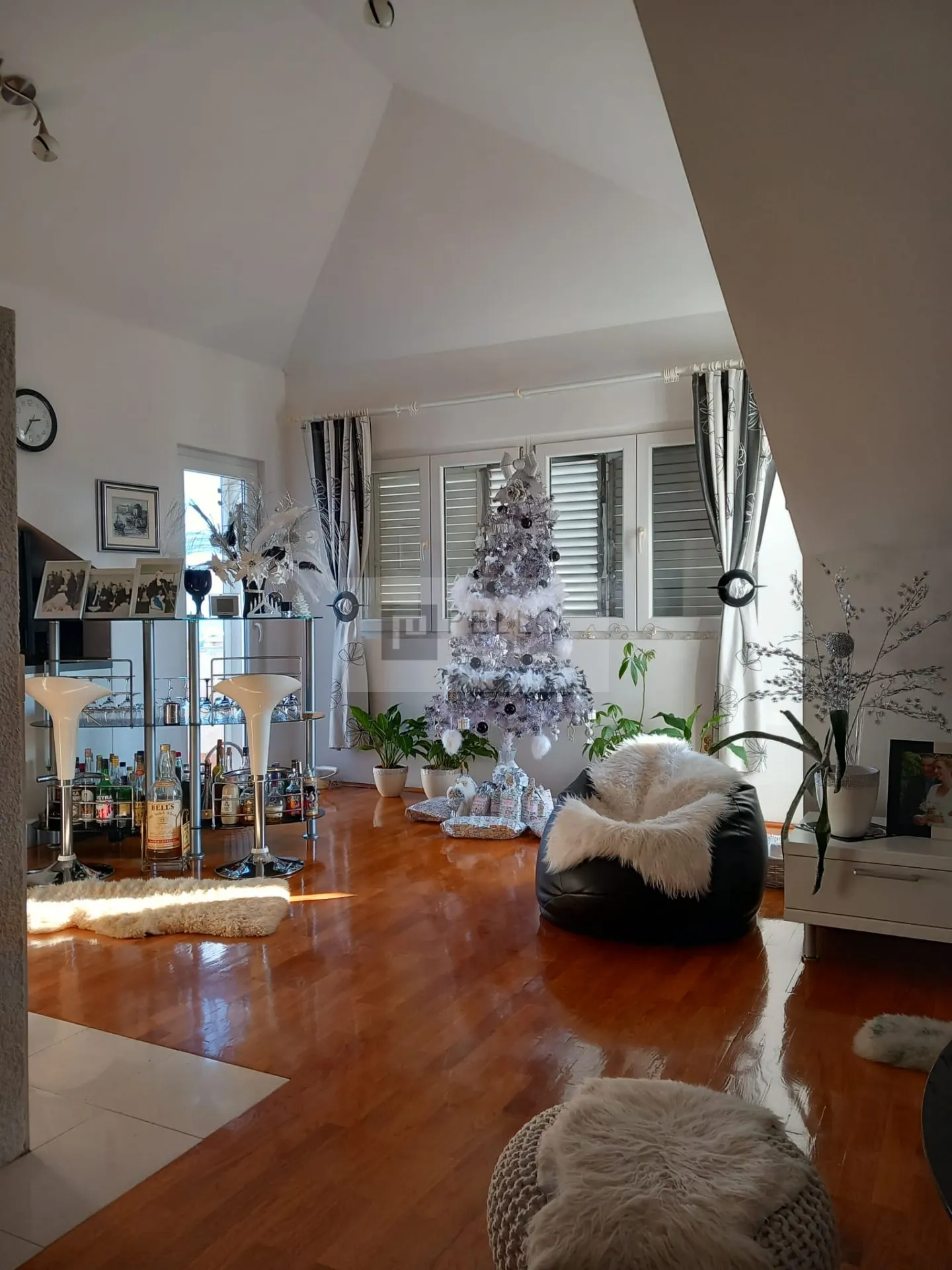 apartmanska kuća s kamenom fasadom - slika 17