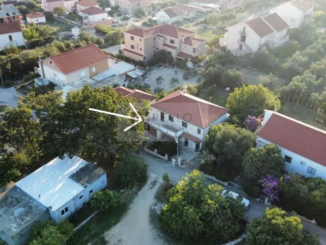 Vikendica s okućnicom i građevinskim zemljištem 340m2 - Orebić
