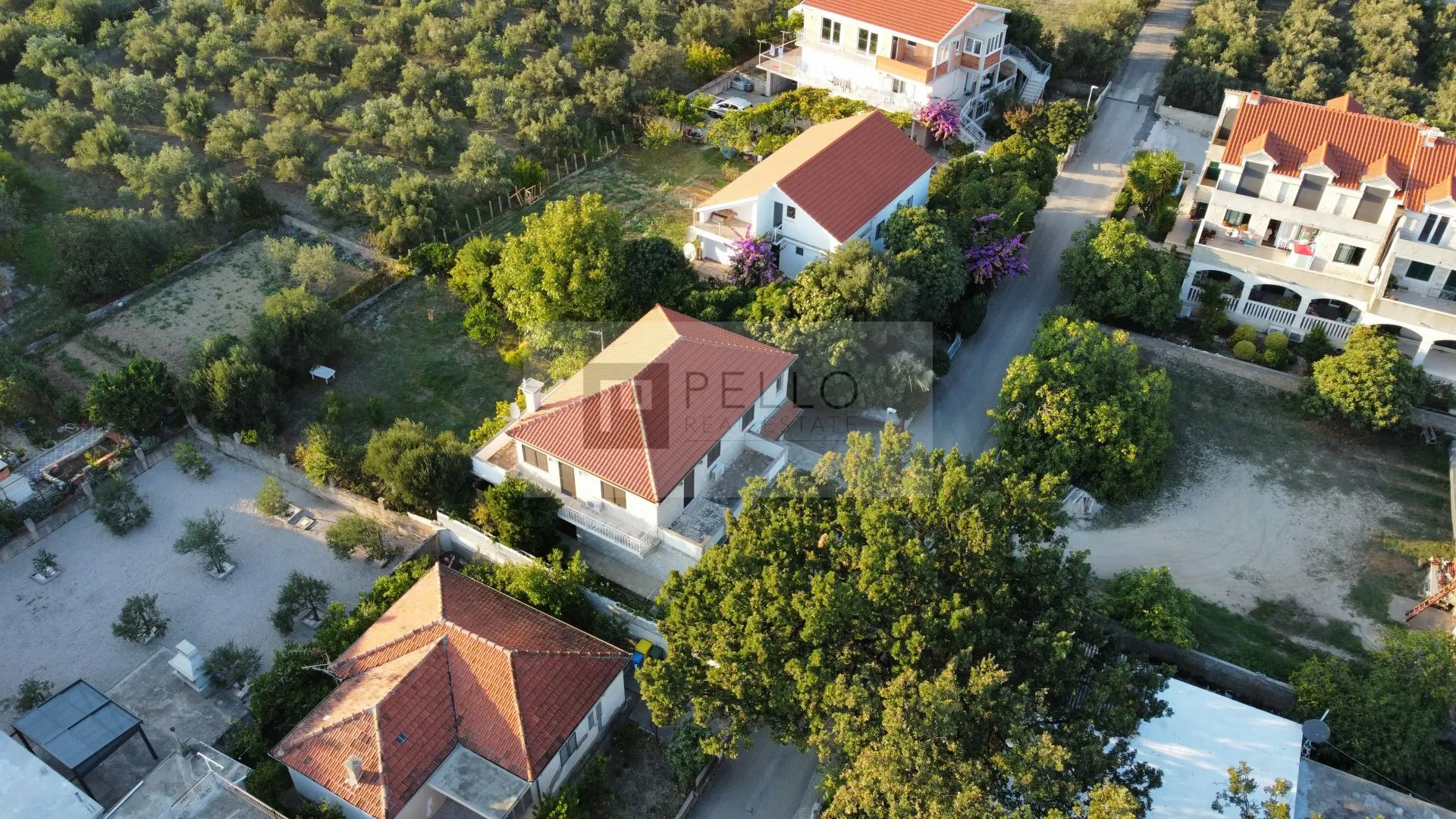 vikendica s okućnicom i građevinskim zemljištem 340m2 - slika 2