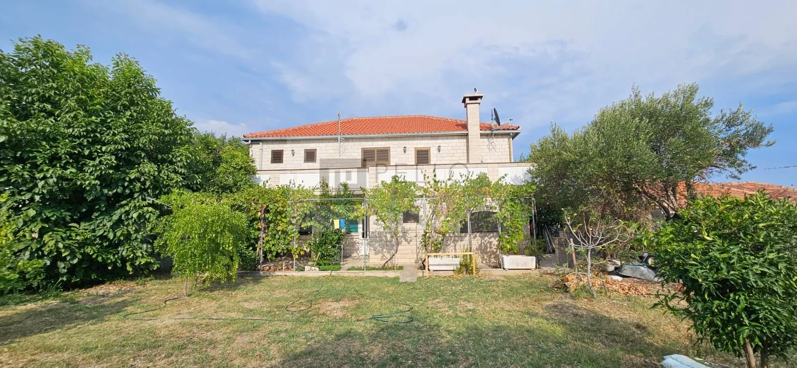 prostran stan s vrtom i garažom + 340 m² građevinskog zemljišta – centar orebića - slika 30
