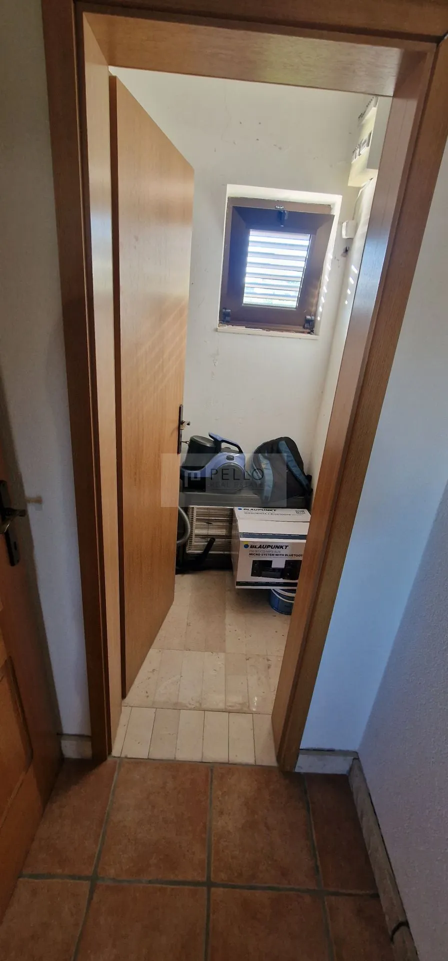 prostrani stan s balkonom i pogledom na more orebić - slika 15