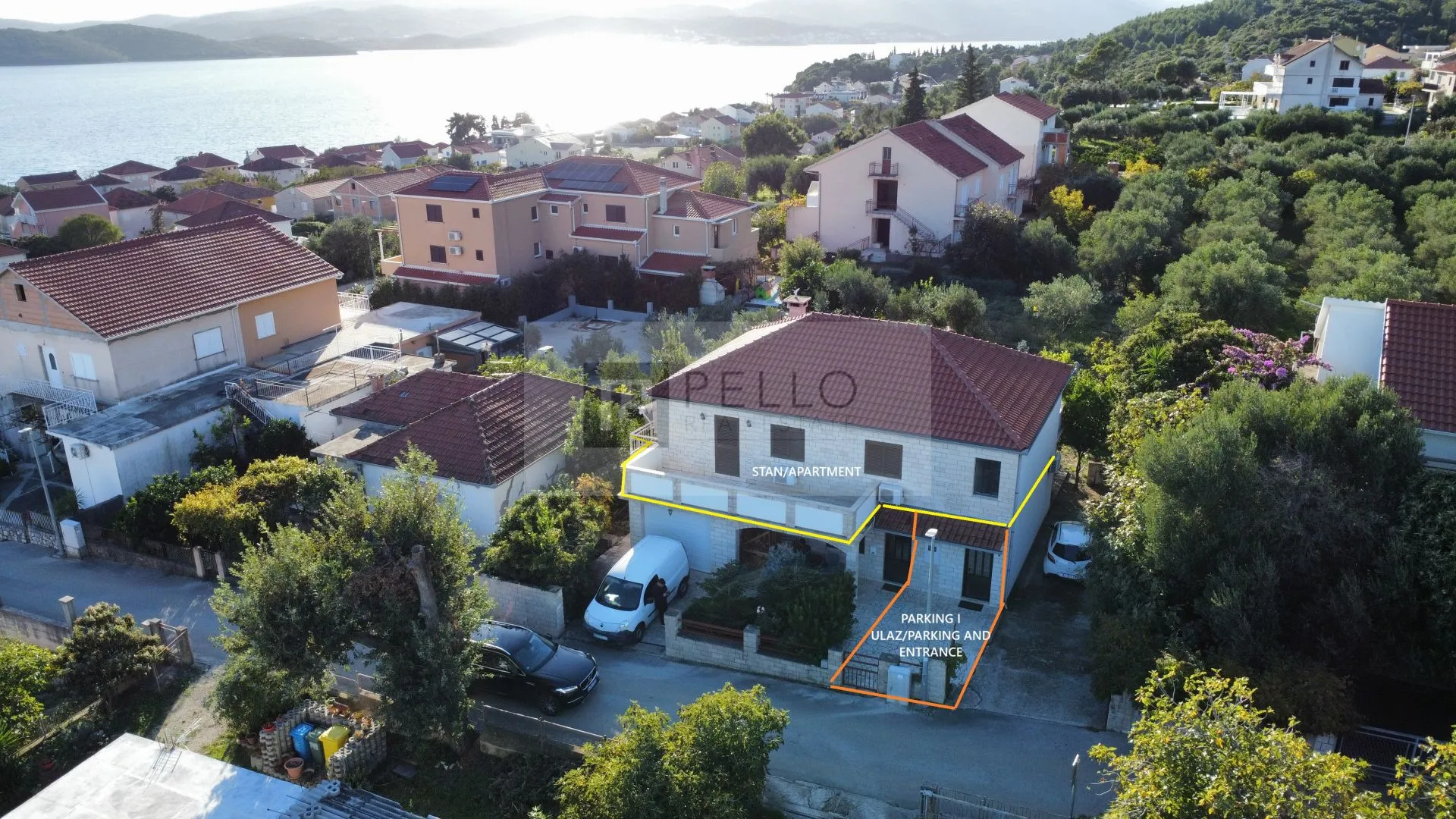 Prostrani stan s balkonom i pogledom na more Orebić