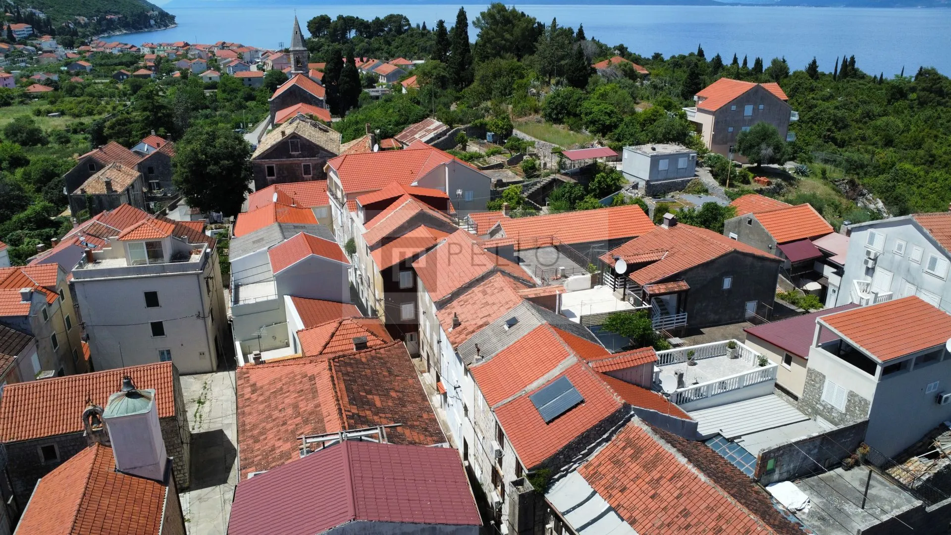Tradicionalna kamena kuća u nizu kuća(TRPANJ)