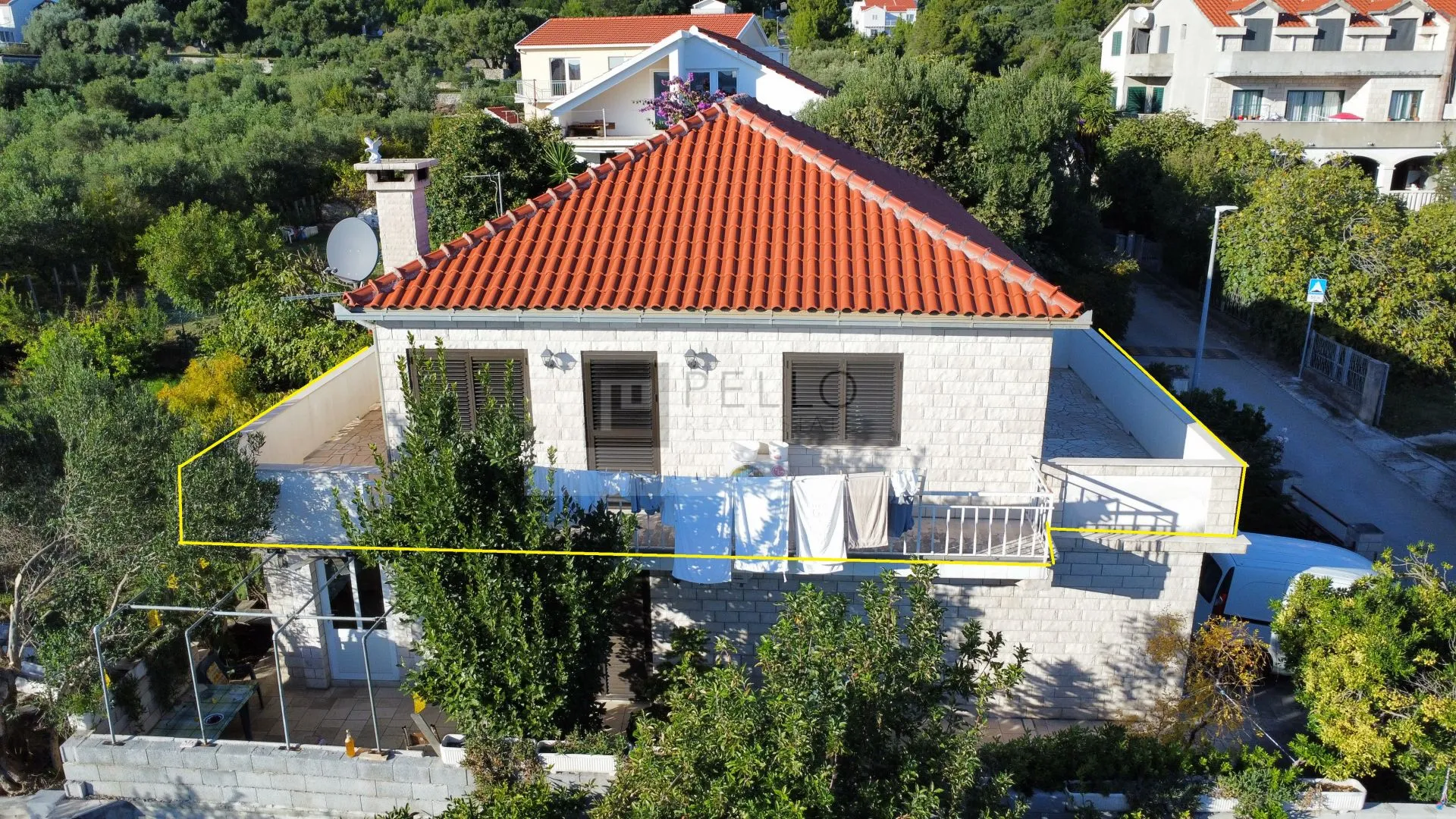 prostrani stan s balkonom i pogledom na more orebić - slika 17