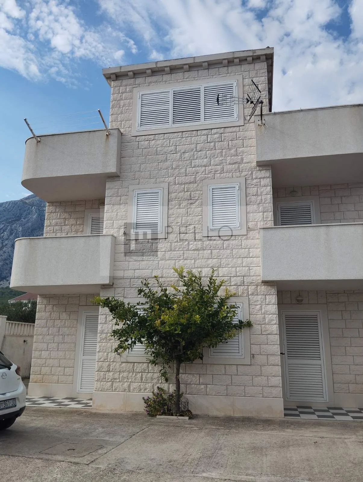 apartmanska kuća s kamenom fasadom - slika 2
