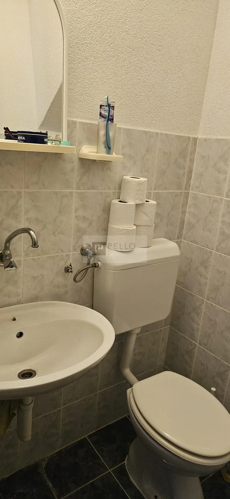 prostran stan s vrtom i garažom + 340 m² građevinskog zemljišta – centar orebića - slika 8