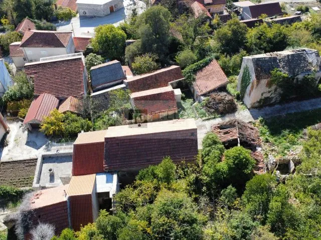 jedinstvena prilika: 39.397 m² zemljišta + 4 kuće za obnovu na pelješcu - slika 9