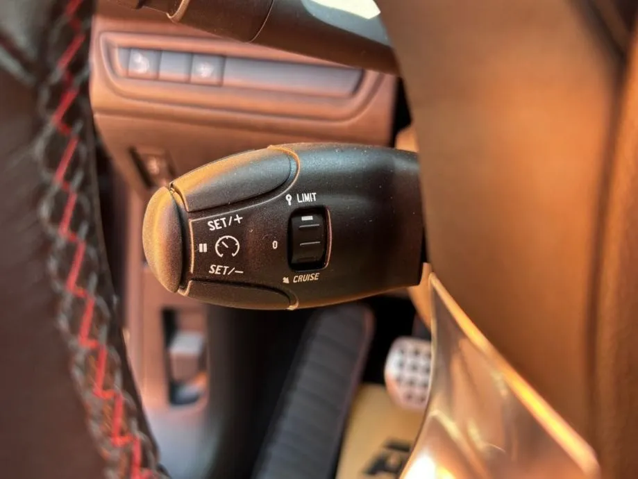 peugeot 2008 1,2 puretech •2018.g.•gt line•pano•leasing bez učešća• - slika 8