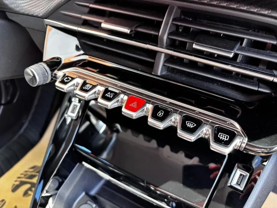 peugeot 2008 1,2 puretech automat •2021•allure•kam360•leasingbezučešća - slika 10