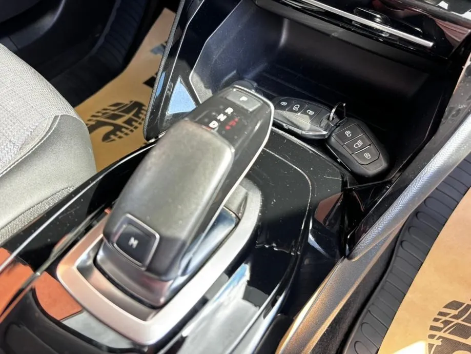 peugeot 2008 1,2 puretech automat •2021•allure•kam360•leasingbezučešća - slika 9