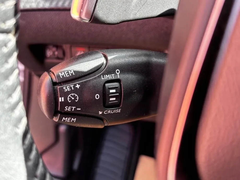 peugeot 2008 1,2 puretech automat •2021•allure•kam360•leasingbezučešća - slika 8
