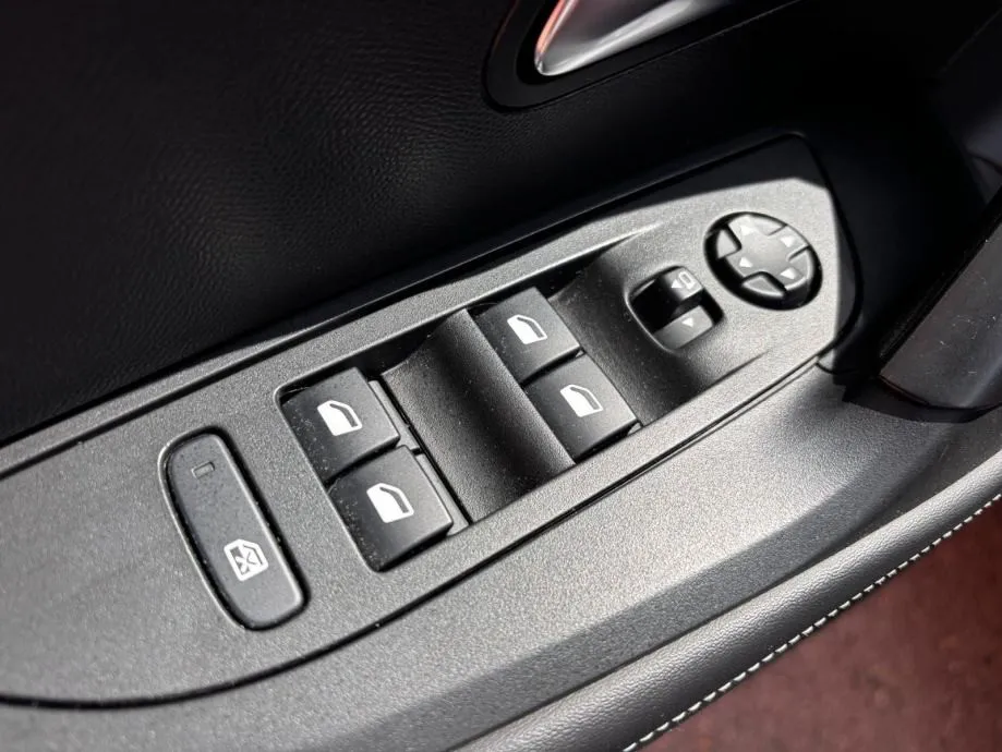peugeot 2008 1,2 puretech automat •2021•allure•kam360•leasingbezučešća - slika 14