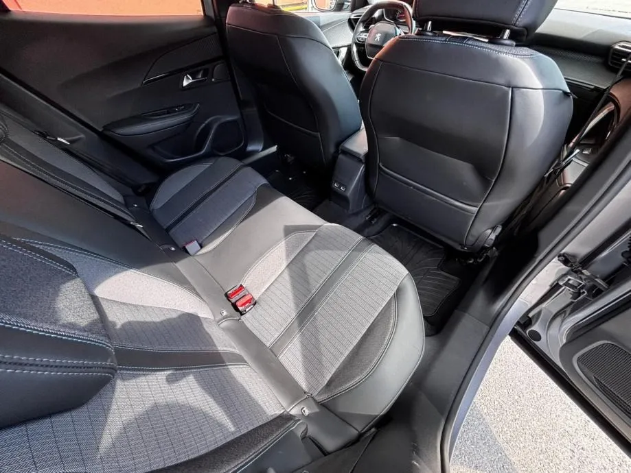 peugeot 2008 1,2 puretech automat •2021•allure•kam360•leasingbezučešća - slika 15