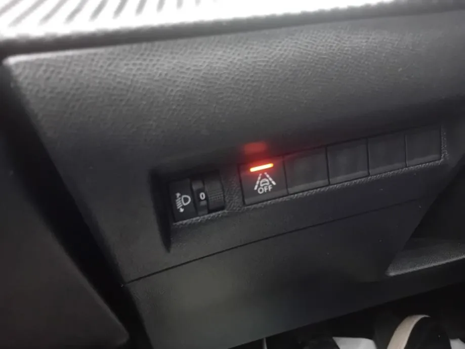 peugeot 2008 1,2 puretech. jamstvo.samo 39000km. leasing - slika 13