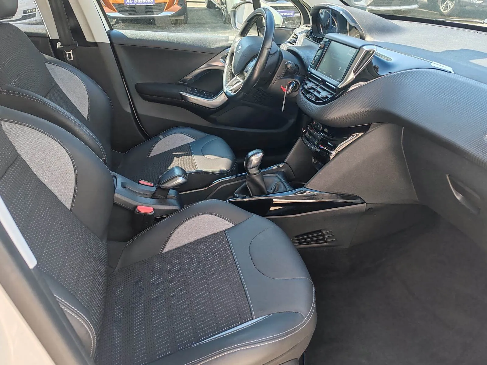 peugeot 2008 1,2 - slika 8