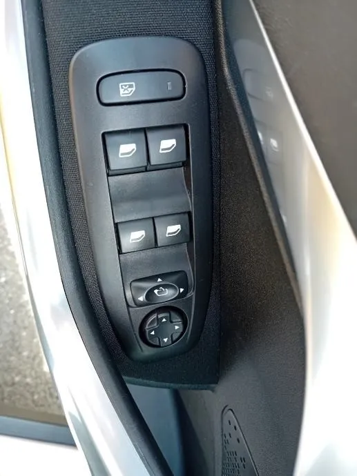 peugeot 2008 1,5 bluehdi. jamstvo. leasing - slika 11