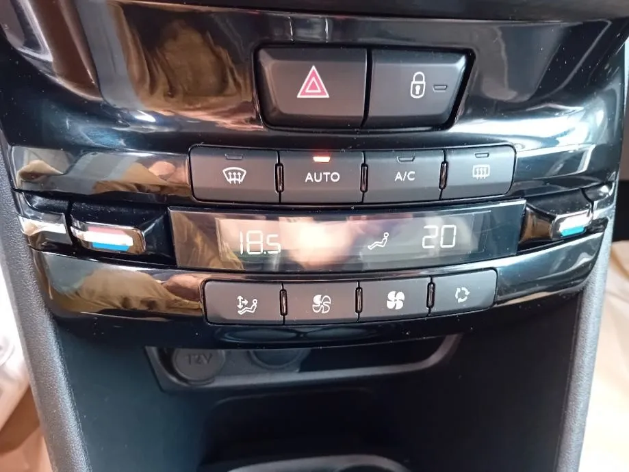 peugeot 2008 1,5 bluehdi. jamstvo. leasing - slika 13