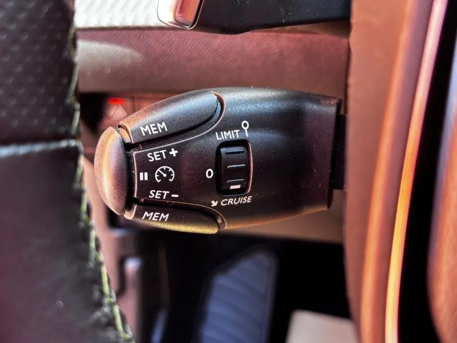 peugeot 2008 1,5 bluehdi automatik •2023•gt line•kam•leasingbezučešća - slika 11
