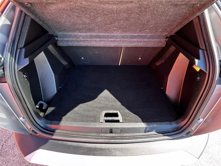 peugeot 2008 1,5 bluehdi automatik •2023•gt line•kam•leasingbezučešća - slika 20