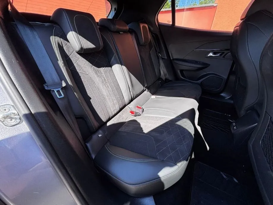 peugeot 2008 1,5 bluehdi automatik •2023•gt line•kam•leasingbezučešća - slika 19