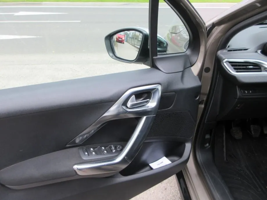 peugeot 2008 1,6 e-hdi,100ks,allure,hr auto,led,park.senzo,toop,. - slika 17