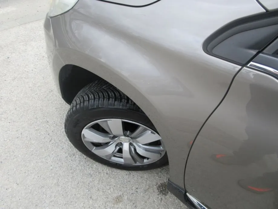 peugeot 2008 1,6 e-hdi,100ks,allure,hr auto,led,park.senzo,toop,. - slika 19