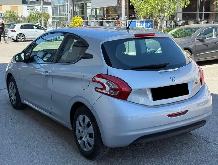 peugeot 208 1,0 vti - slika 6