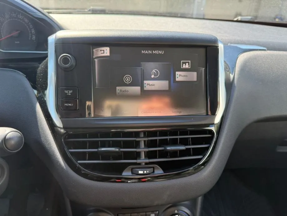 peugeot 208 1,0 vti - slika 11