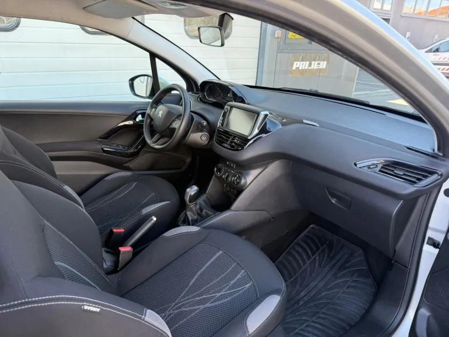 peugeot 208 1,0 vti - slika 13