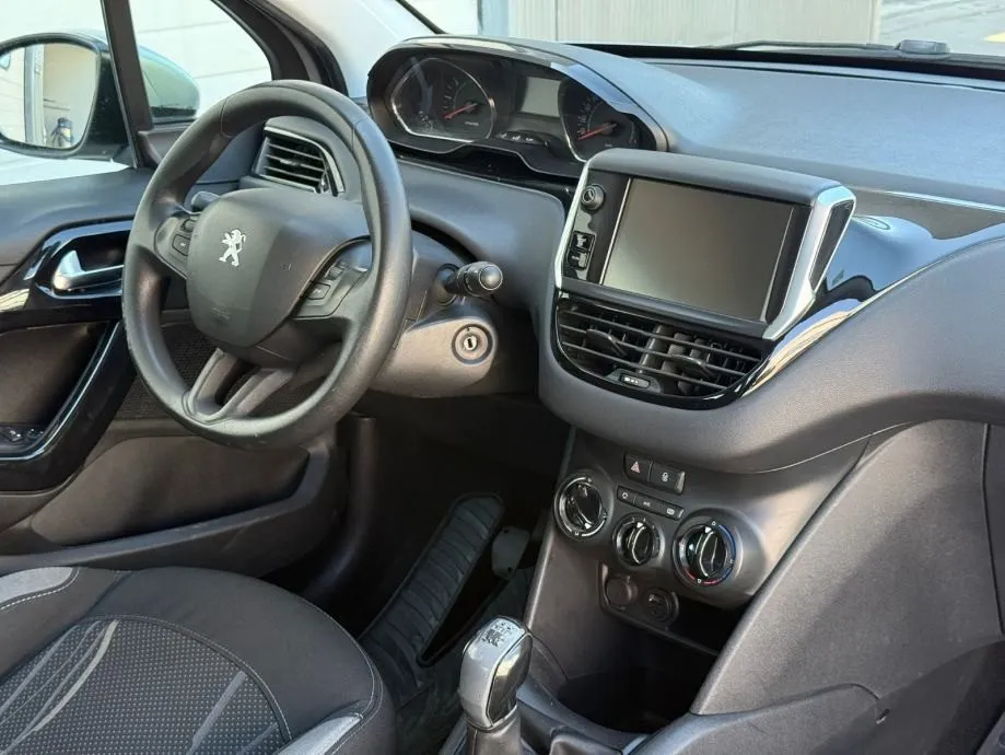 peugeot 208 1,0 vti - slika 9